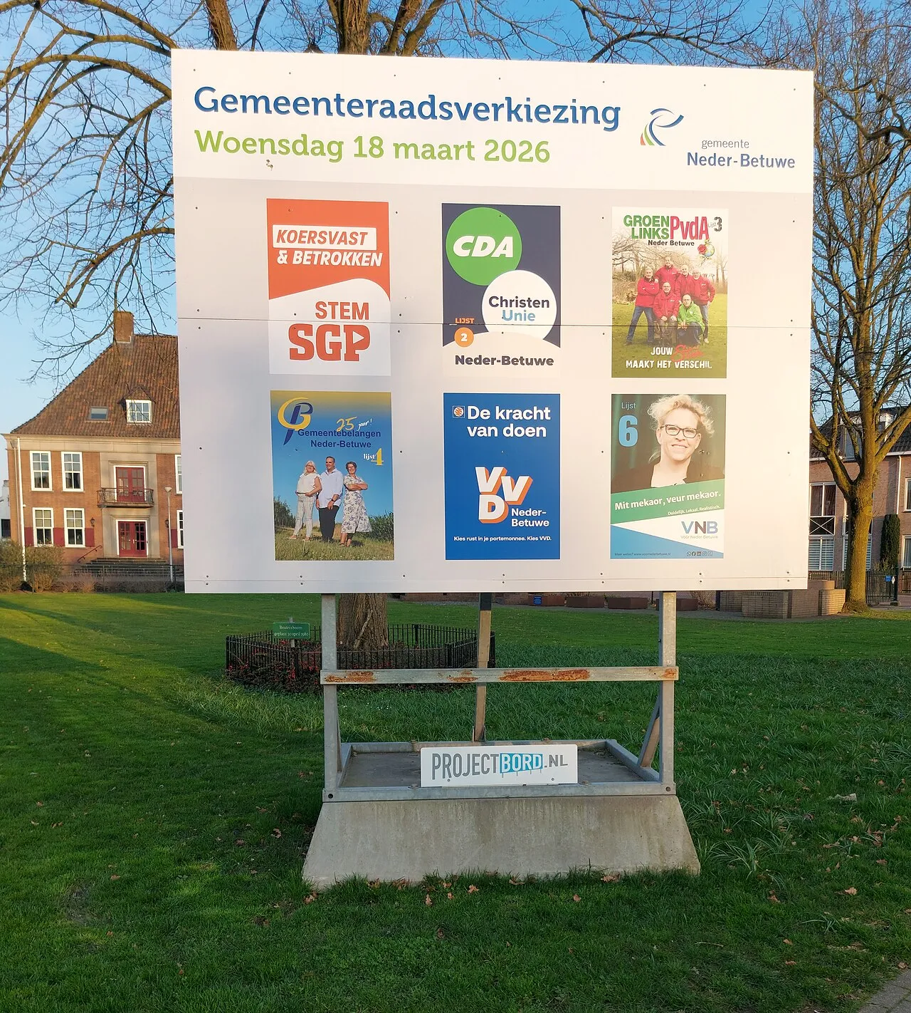 Het gemeentehuis in Opheusden, in de gemeente Neder-Betuwe, waar de protesten tegen de azc-opvang plaatsvonden.