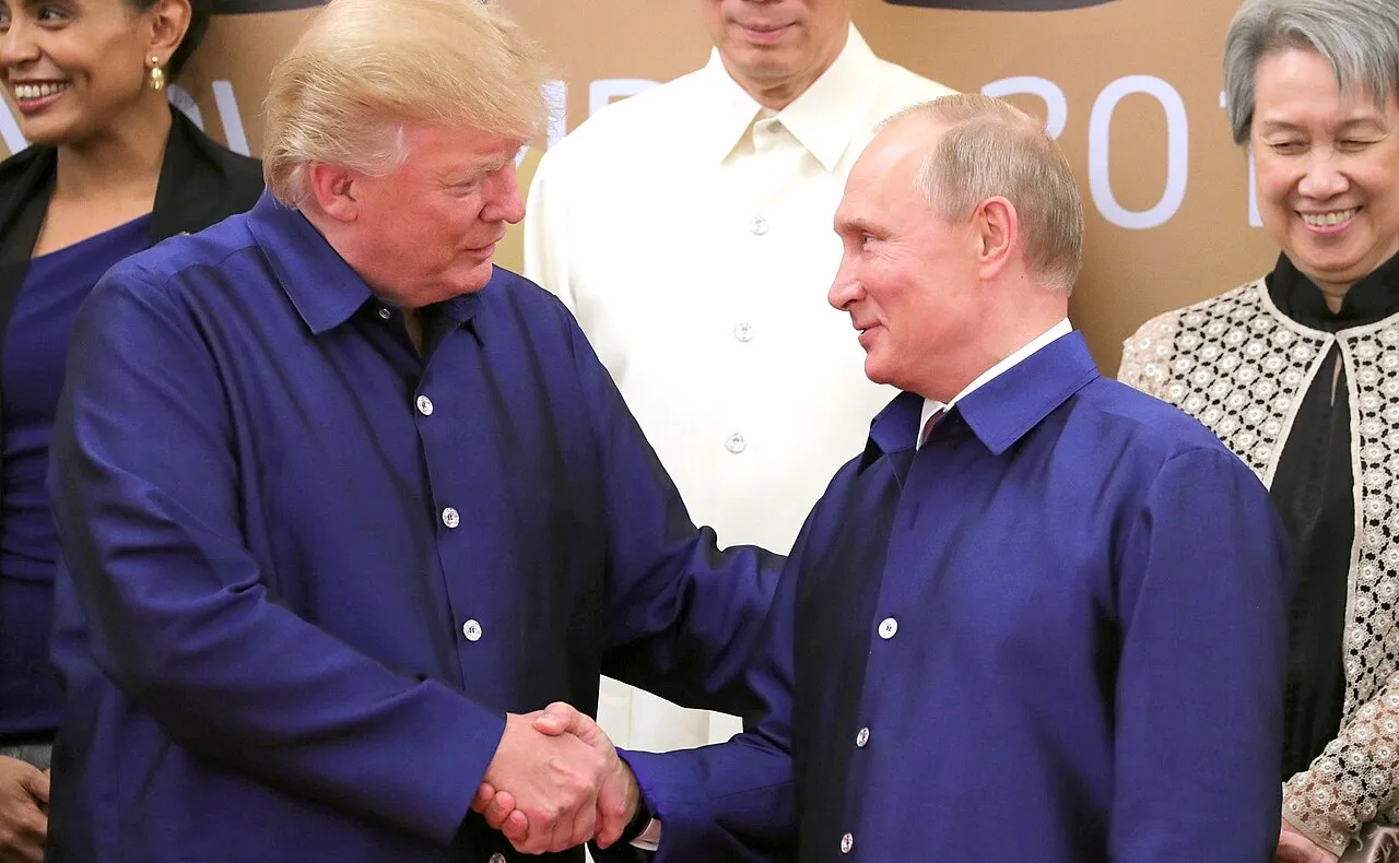 Vladimir Poetin en Donald Trump ontmoeten elkaar tijdens de APEC-top in Da Nang, Vietnam.