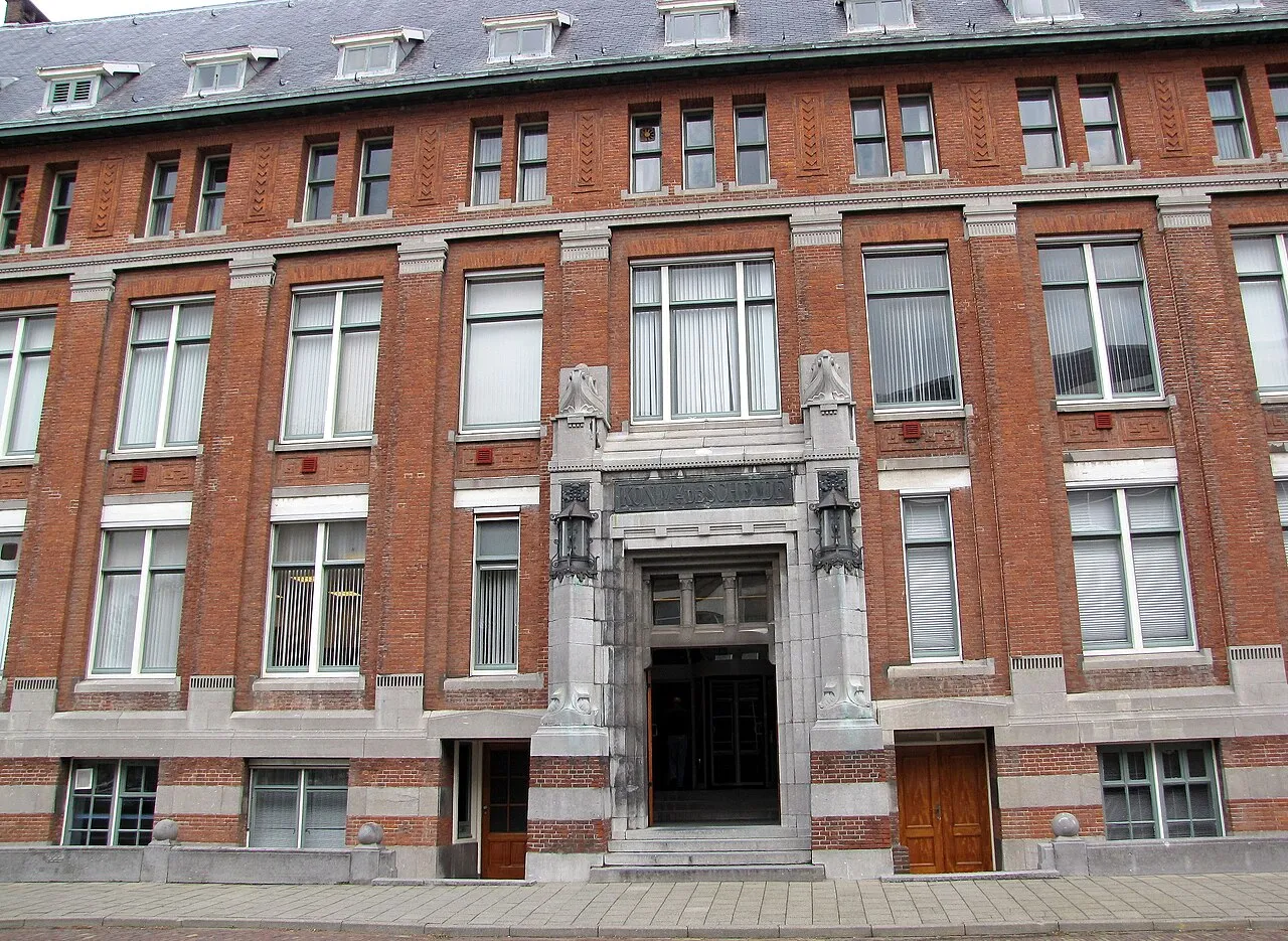 Het voormalige hoofdkantoor van de Koninklijke Maatschappij De Schelde aan de Glacisstraat in Vlissingen, nu de vestigingsplaats van Damen Schelde Naval Shipbuilding.