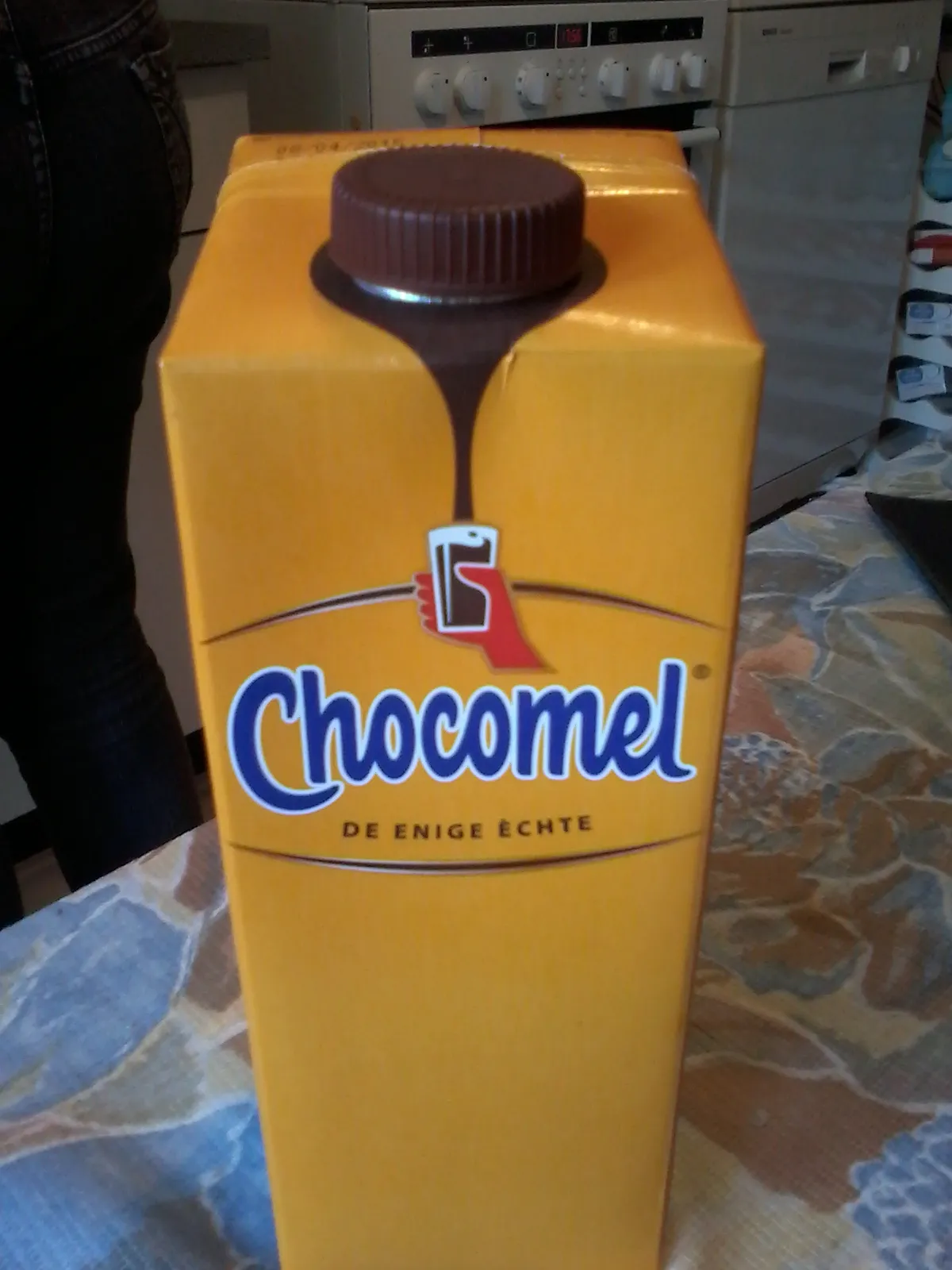 Een pak Chocomel-chocolademelk met de kenmerkende gele verpakking.