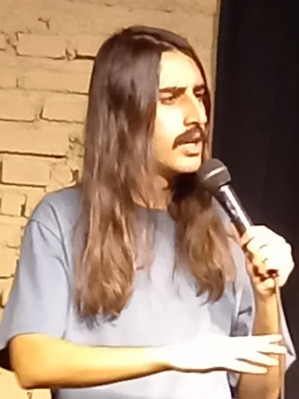 De Turkse stand-upcomedian Deniz Göktaş tijdens een optreden in Antalya