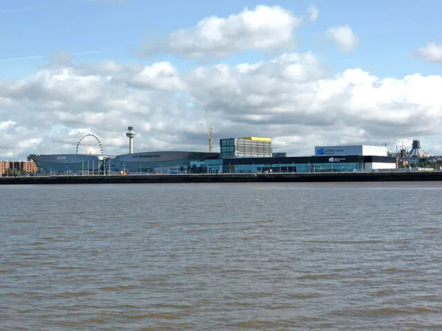 Het ACC Liverpool, het congres- en beursgebouw aan de rivier de Mersey, gezien vanaf de overkant van het water.