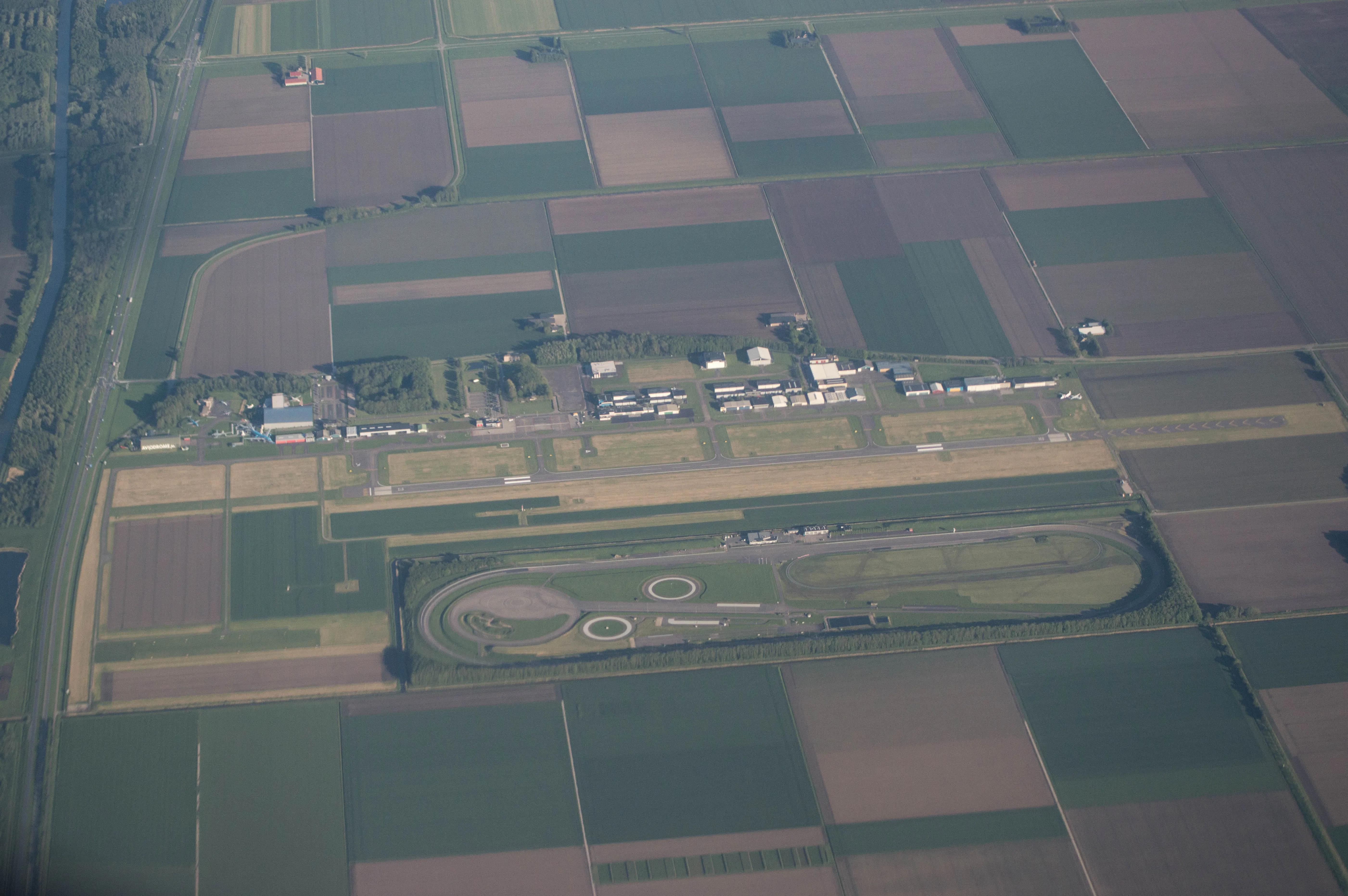 Luchtfoto van Lelystad Airport, waar Defensie het terrein uitbreidt voor F-35-gevechtsvliegtuigen