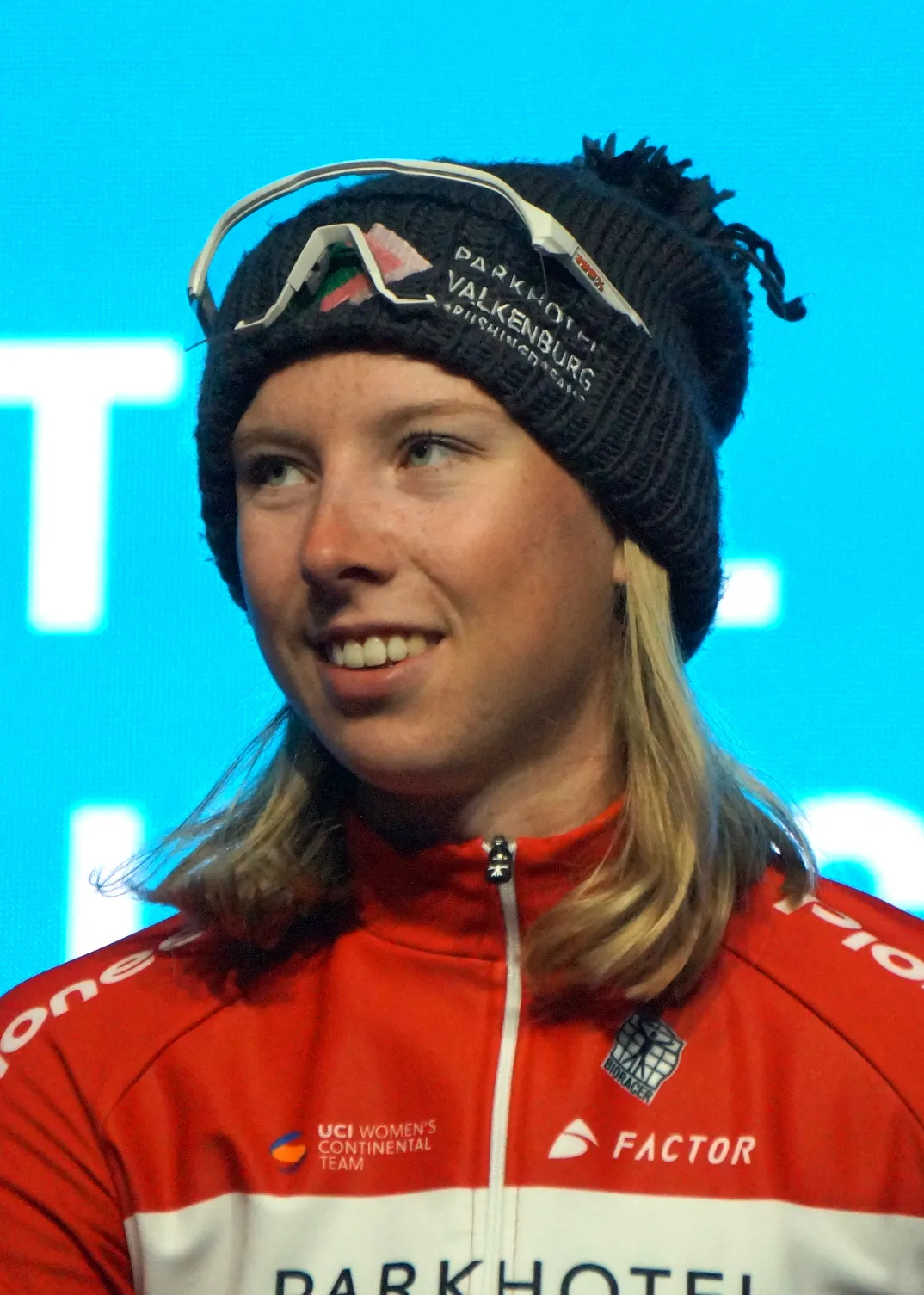 Lorena Wiebes bij een ploegenvoorstelling in Gent, voorafgaand aan de Omloop Het Nieuwsblad 2020