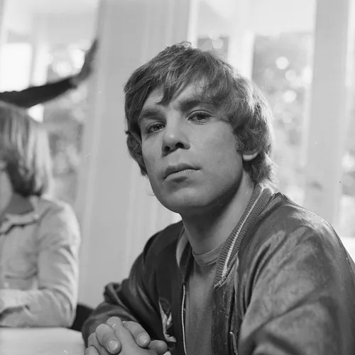 Zwart-witportretfoto van acteur en tv-maker Maarten Spanjer