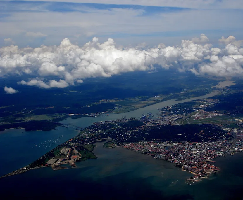Luchtfoto van de Pacifische ingang van het Panamakanaal met Panama-Stad en de Brug der Amerika's.