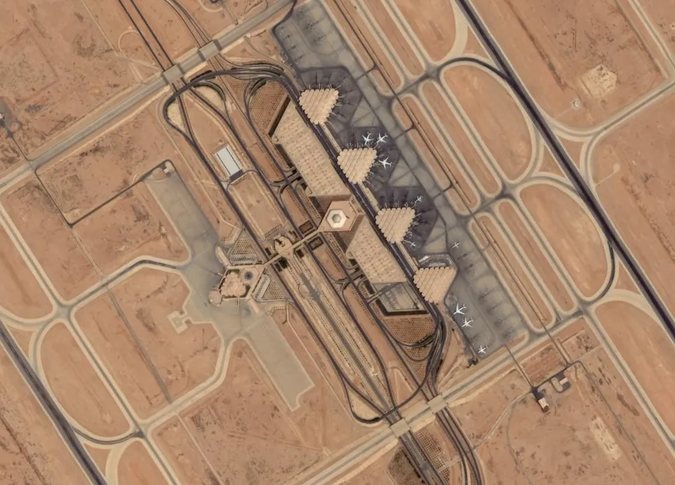Geörthorectificeerde satellietfoto van de internationale luchthaven King Khalid in Riyad, de luchthaven die werd getroffen door de aanval