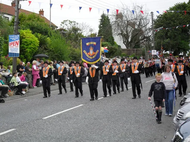 De Portadown District Loyal Orange Lodge keert terug van een optocht in County Armagh, Noord-Ierland.