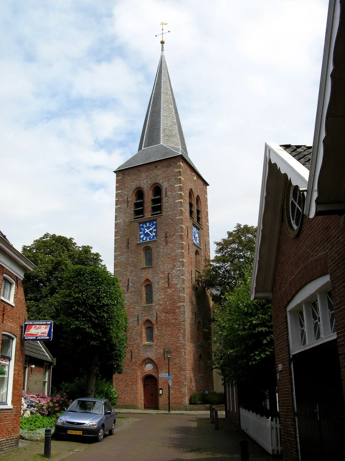 De historische Hervormde Kerk in Warffum, Groningen, het dorp bij de plek van het ongeval.